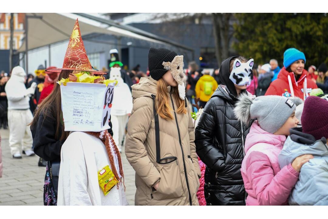 FOTO: Trenčianskymi Teplicami putoval sprievod masiek, foto 13