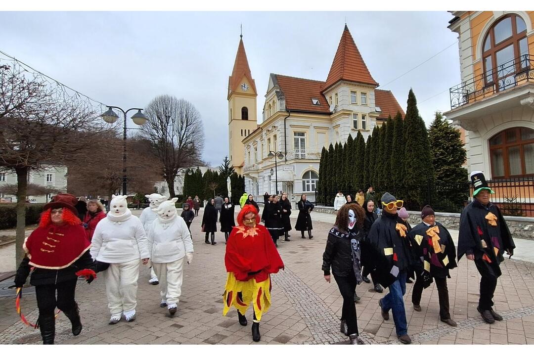 FOTO: Trenčianskymi Teplicami putoval sprievod masiek, foto 15