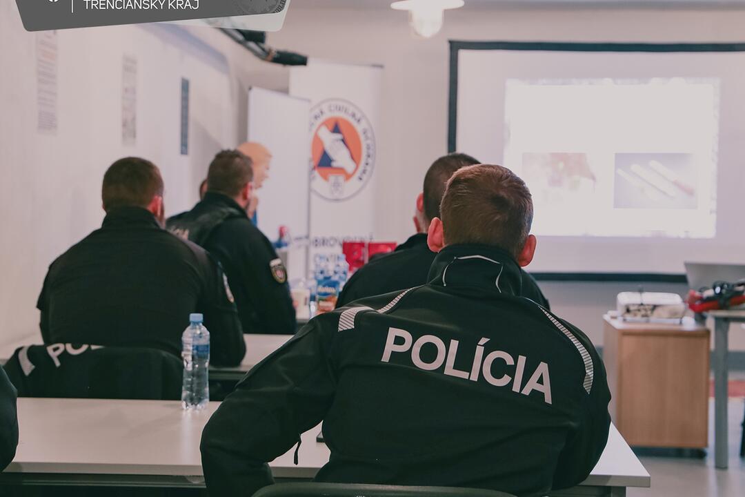 FOTO: Trenčianski policajti absolvovali v novom školiacom stredisku kurz prvej pomoci , foto 8