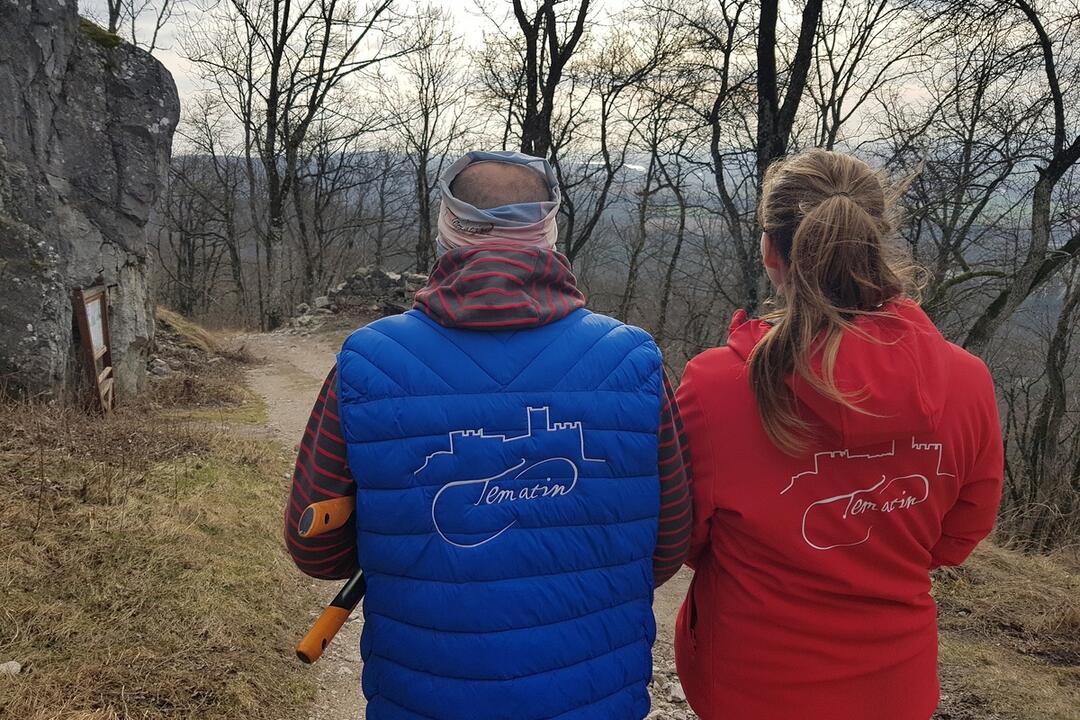 FOTO: Víkendovú brigádu na hrade Tematín majú za sebou. Okrem slovenčiny tam zneli aj iné jazyky , foto 10