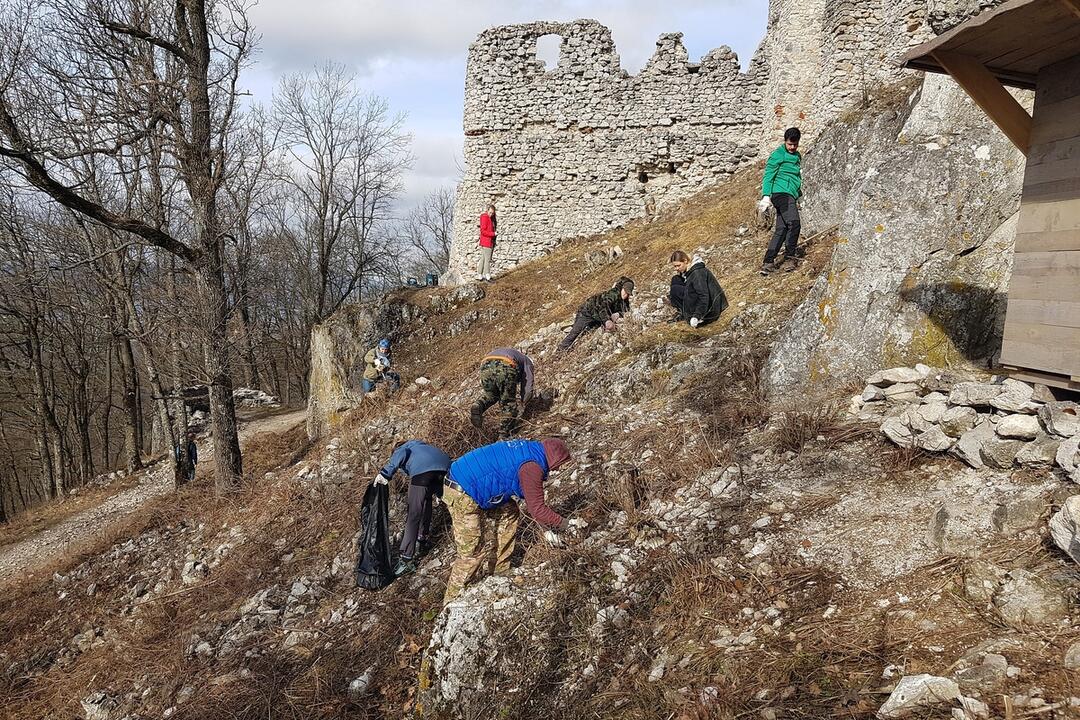 FOTO: Víkendovú brigádu na hrade Tematín majú za sebou. Okrem slovenčiny tam zneli aj iné jazyky , foto 14