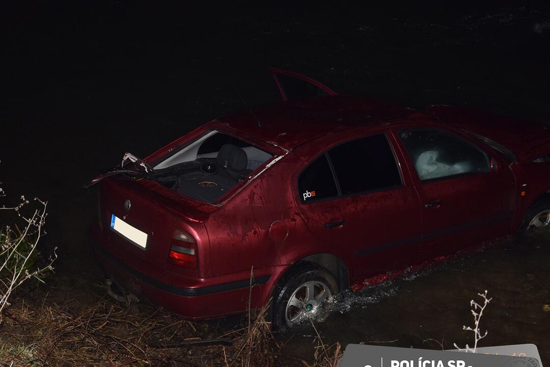 FOTO: Opitým vodičom sa neuhýbali mosty, prístrešky ani zaparkované autá. Ničili všetko čo im prišlo do cesty, foto 6