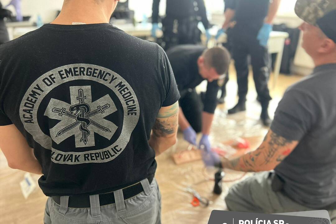 FOTO: Trenčianski policajti z PMJ absolvovali kurz Stop the bleed, foto 5