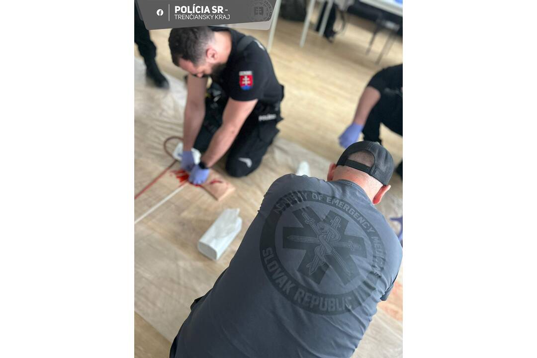 FOTO: Trenčianski policajti z PMJ absolvovali kurz Stop the bleed, foto 4