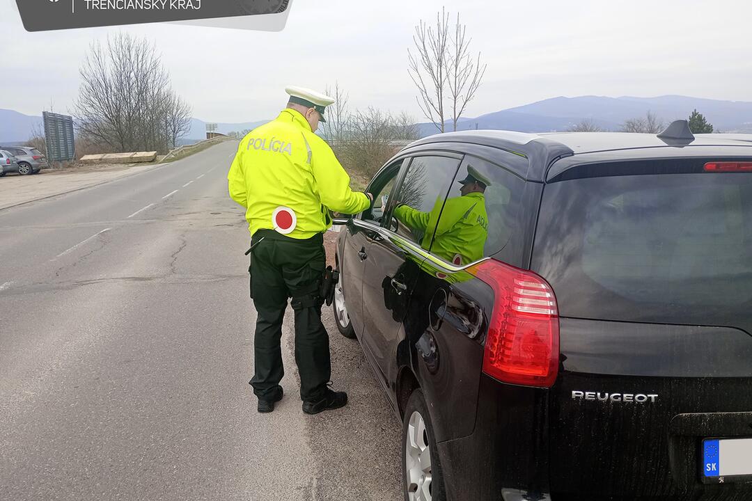 FOTO: Štvorhodinová policajná akcia na Hornej Nitre odhalila takmer 100 priestupkov a jedného páchateľa, foto 2