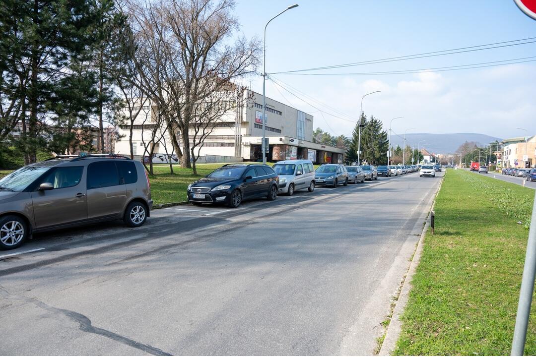 FOTO: Neuveriteľná arogancia. Vodiči si v Novom Meste nad Váhom ťažkú hlavu zo zákazu parkovania nerobili, foto 2