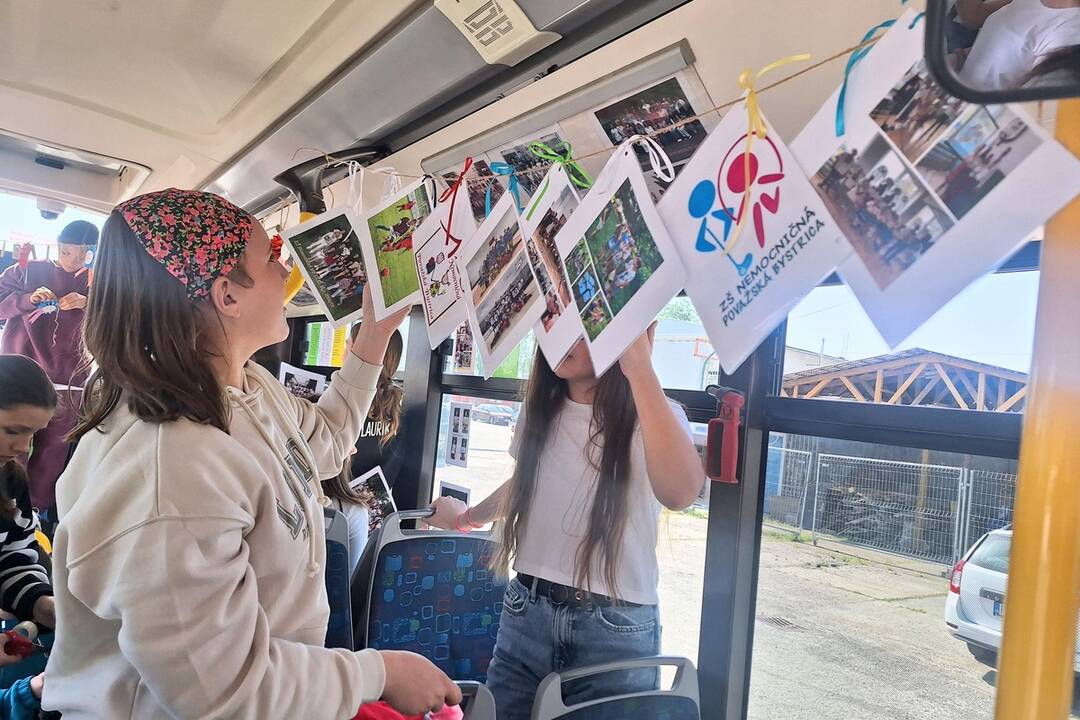 FOTO: Vyzdobený autobus v Považskej Bystrici mieri na cesty, foto 1