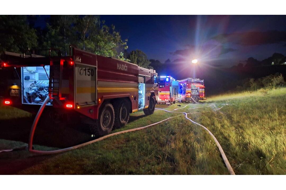 FOTO: Tragédia v Trenčianskych Tepliciach. Pri požiari záhradnej chaty našli telo bez známok života, foto 1