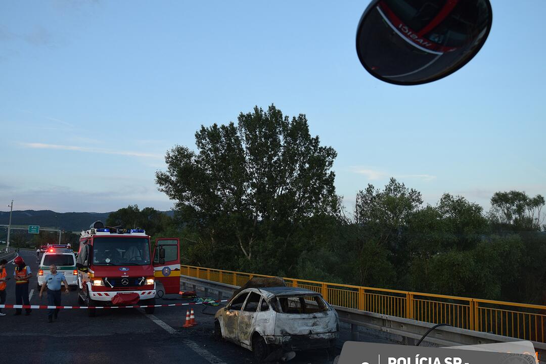 FOTO: Tragická dopravná nehoda hasičov a policajtov na diaľnici D1 pri Novom Meste nad Váhom, foto 7