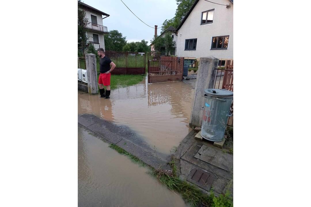 FOTO: Obec zaplavila vodu akú nevideli desiatky rokov, foto 10