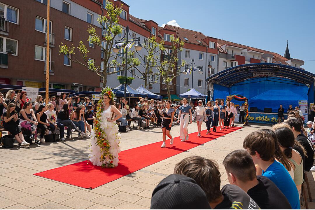 FOTO: Módna prehliadka v Púchove zaplnila pešiu zónu. Študenti prezentovali vlastnoručne ušité modely, foto 1