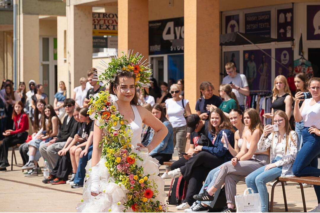 FOTO: Módna prehliadka v Púchove zaplnila pešiu zónu. Študenti prezentovali vlastnoručne ušité modely, foto 13