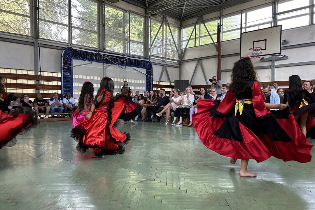 FOTO: V Handlovej otvorili nové komunitné centrum na podporu a zlepšenie životných podmienok rómskych obyvateľov, foto 6