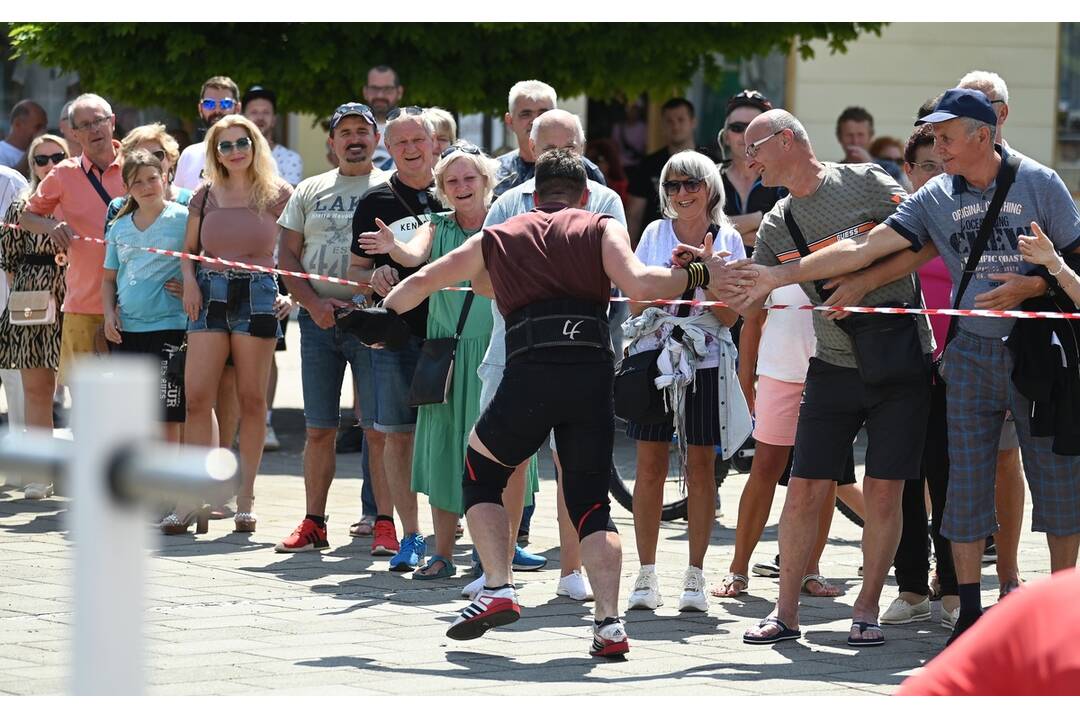 FOTO: Do Trenčianskych Teplíc zavítalo viac ako 20 silákov, foto 12