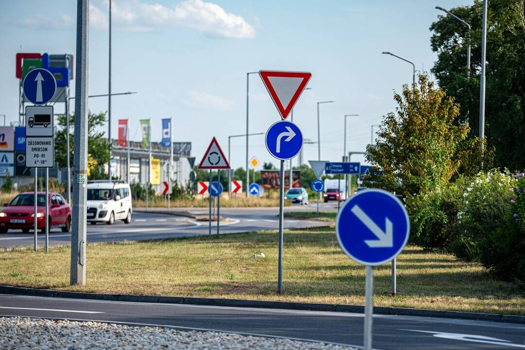 FOTO: Na križovatke v Novom Meste nad Váhom už neodbočíte priamo na Trenčín, foto 5