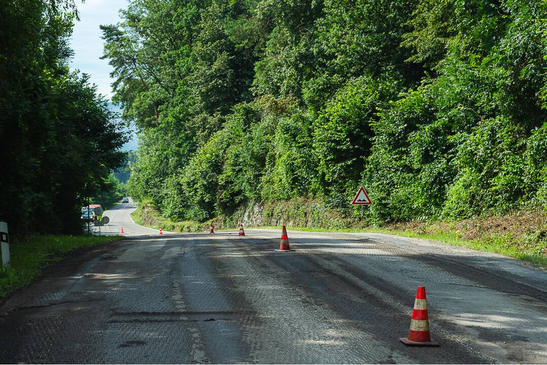 FOTO: Trenčianska župa opraví 35 kilometrov ciest za dva týždne. Počítajte s dopravnými obmedzeniami, foto 1