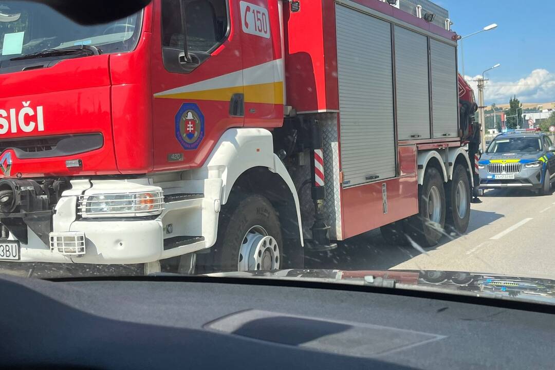 FOTO: Vážna dopravná nehoda v Trenčíne. Auto skončilo prevrátené na streche, foto 5