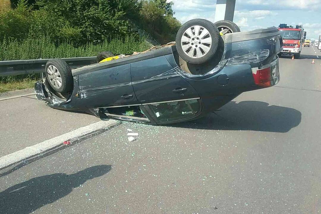 FOTO: Auto skončilo na streche, vodič mimo neho. Hrozivá nehoda na diaľnici D1 pri Dubnici nad Váhom, foto 1