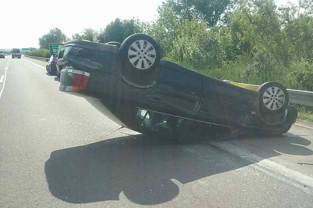 FOTO: Auto skončilo na streche, vodič mimo neho. Hrozivá nehoda na diaľnici D1 pri Dubnici nad Váhom, foto 2