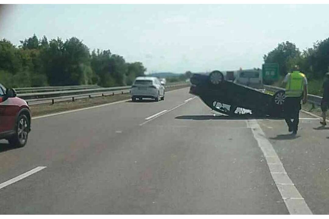 FOTO: Auto skončilo na streche, vodič mimo neho. Hrozivá nehoda na diaľnici D1 pri Dubnici nad Váhom, foto 3