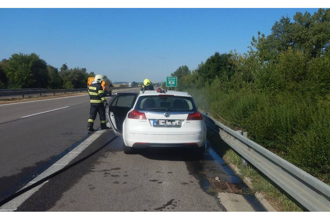 FOTO: Auto na diaľnici zhorelo takmer do tla , foto 3