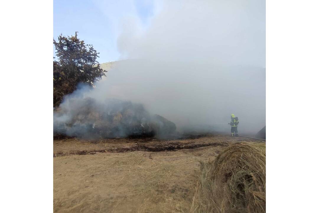 FOTO: Požiar traktora a balíkov sena v hospodárskom objekte medzi obcami Dlžín a Šútovce, foto 5