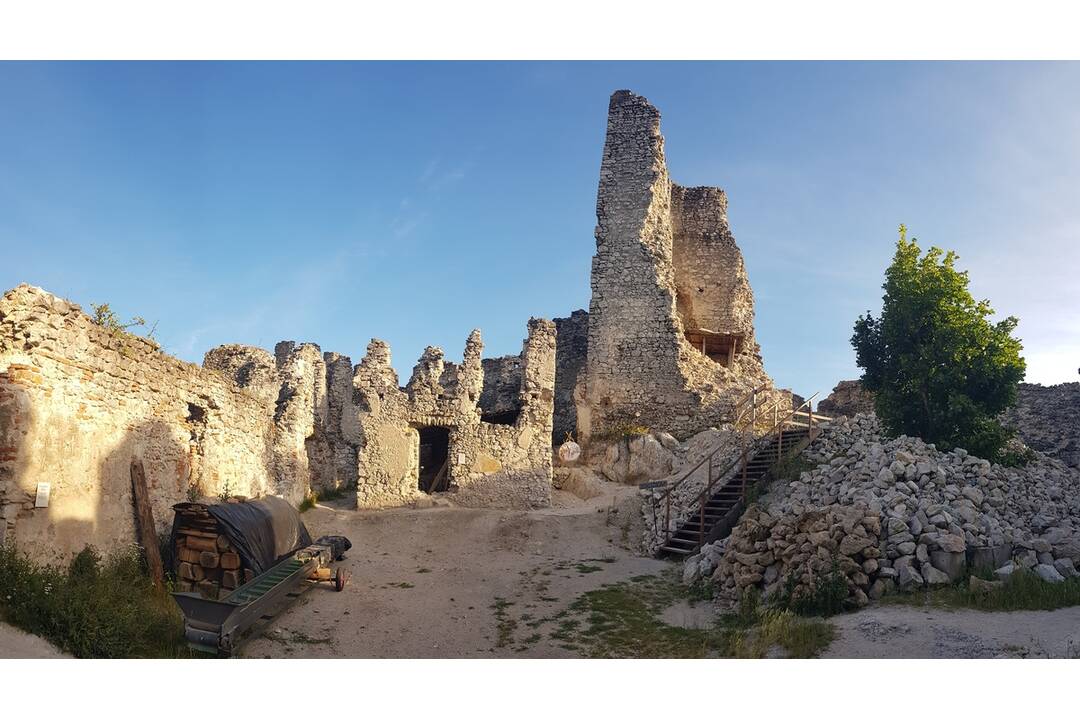 FOTO: Muž poškodil cestu na hrad Tematín, foto 3