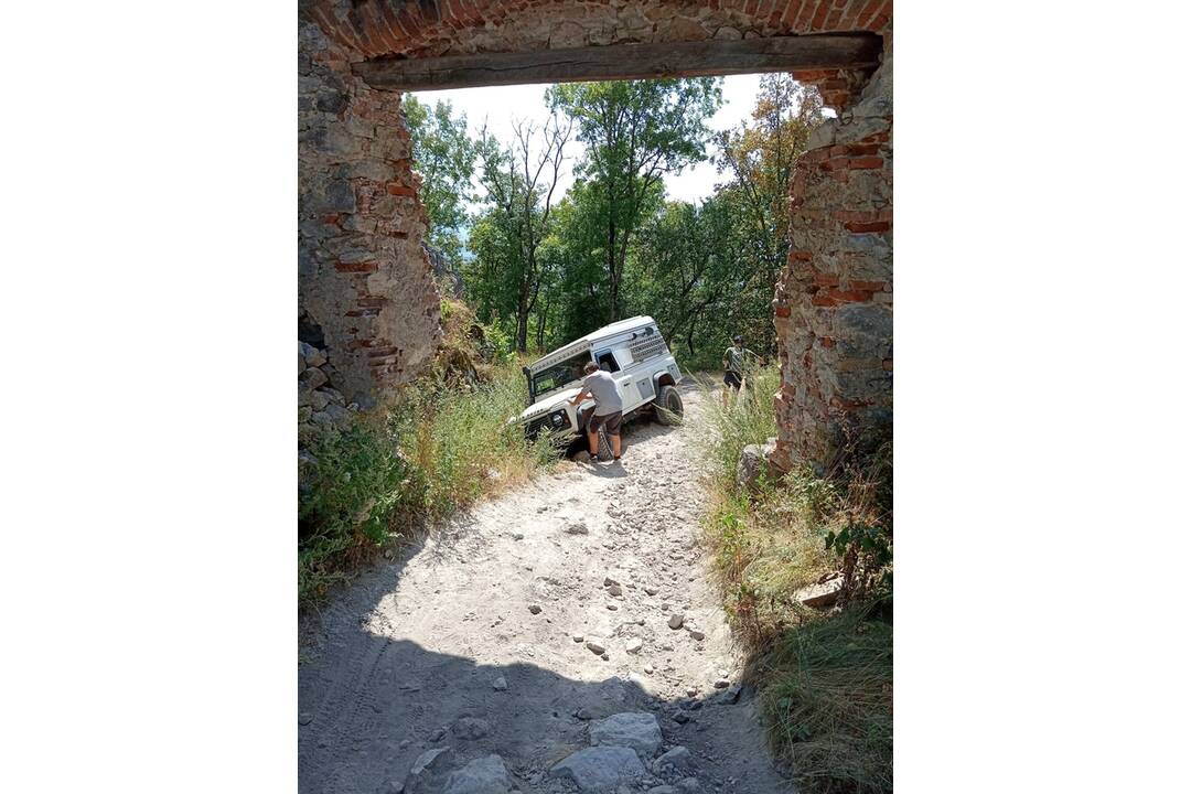 FOTO: Muž poškodil cestu na hrad Tematín, foto 4