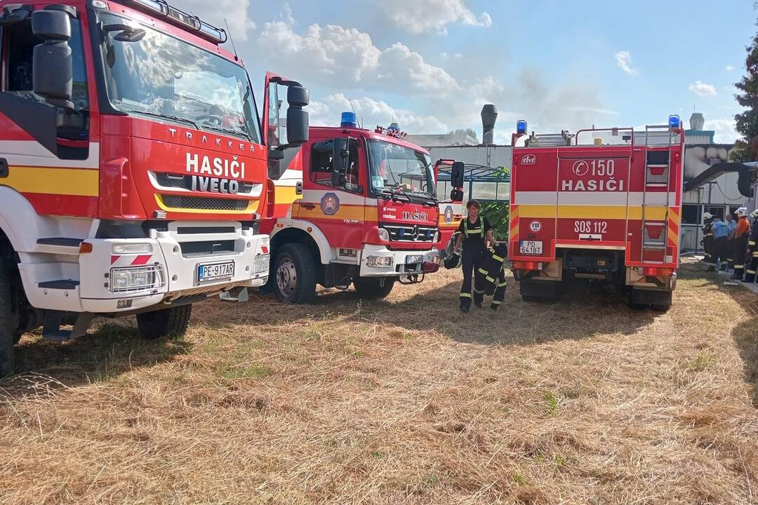 FOTO: Požiar výrobnej haly v Partizánskom má státisícové škody. Nikto sa však nezranil, foto 11