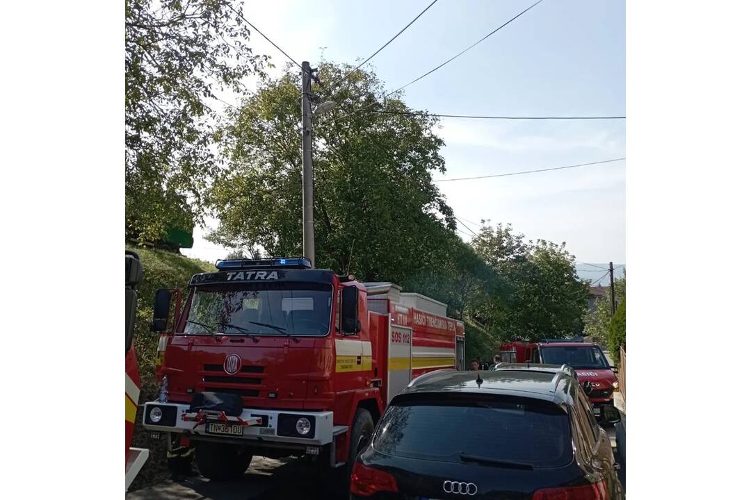 FOTO: Požiar borovicového lesa v Novej Dubnici. Hasičom sa podarilo uchrániť chatky, foto 1