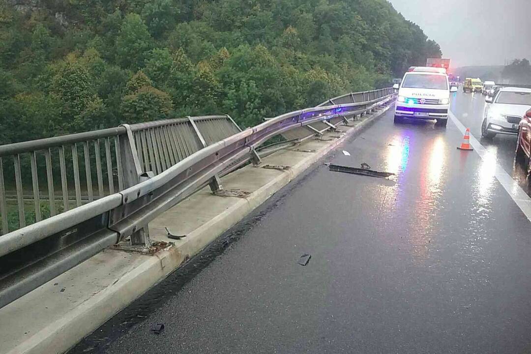 FOTO: Tri vážne dopravné nehody na D1 pri Trenčíne si vyžiadali zranenia aj prevoz do nemocnice, foto 1