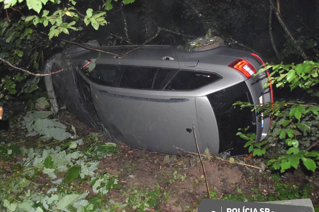 FOTO: Muž pod vplyvom alkoholu a bez vodičského oprávnenia havaroval pri Zlatníkoch, foto 1