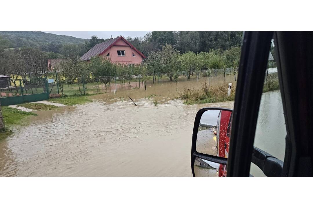 FOTO: Hasiči pomáhali odčerpávať aj presmerovať vodu, foto 10