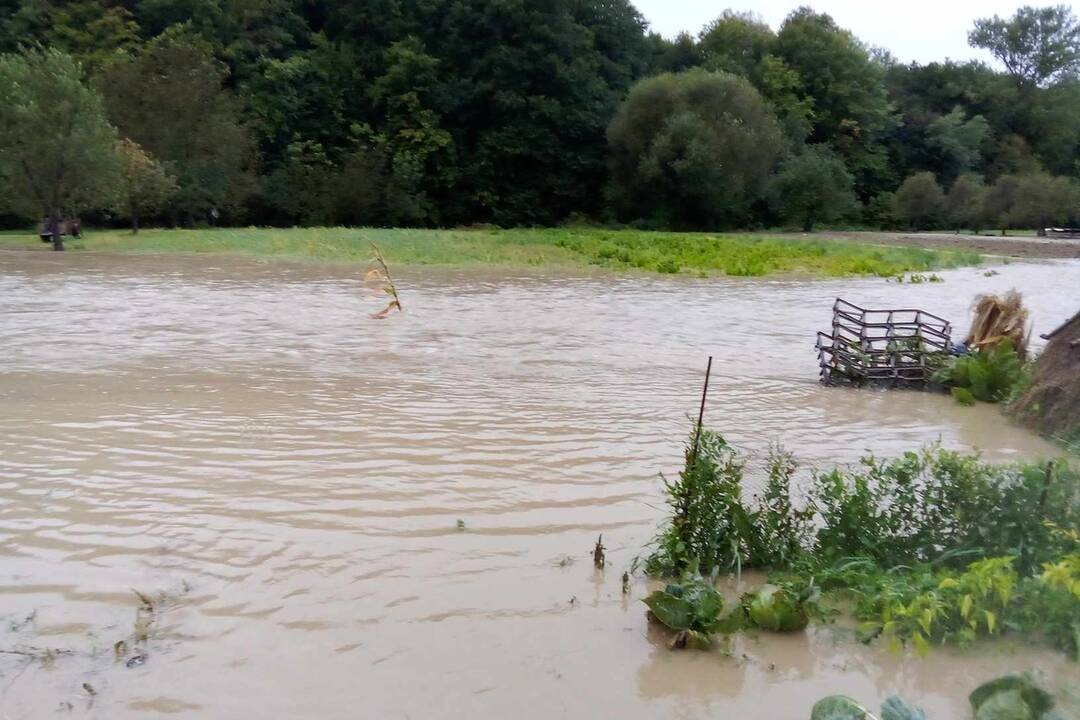 FOTO: V obci Nová Bošáca bojovali s povodňami, ktorá zaplavila časť obce, foto 1