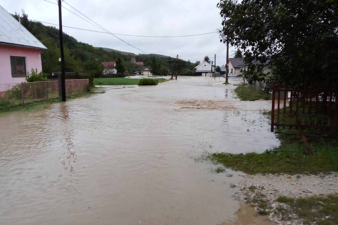 FOTO: V obci Nová Bošáca bojovali s povodňami, ktorá zaplavila časť obce, foto 3