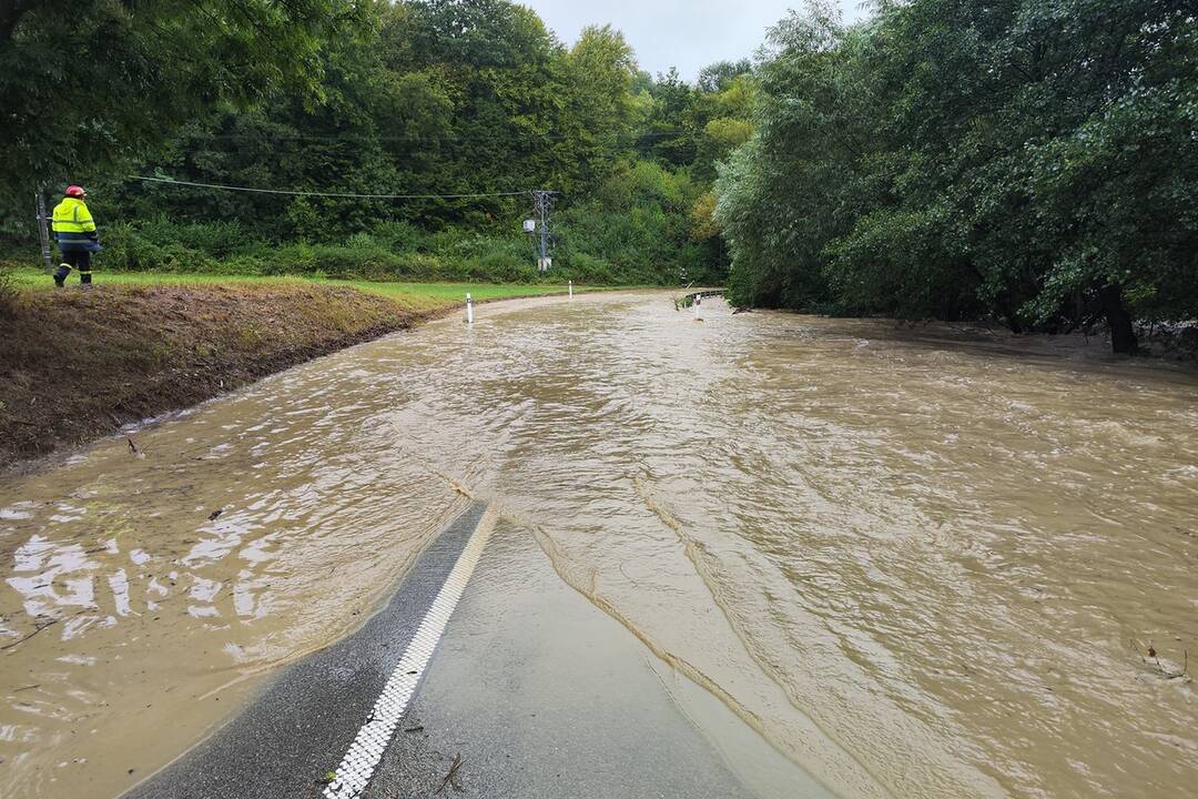 FOTO: V obci Nová Bošáca bojovali s povodňami, ktorá zaplavila časť obce, foto 8