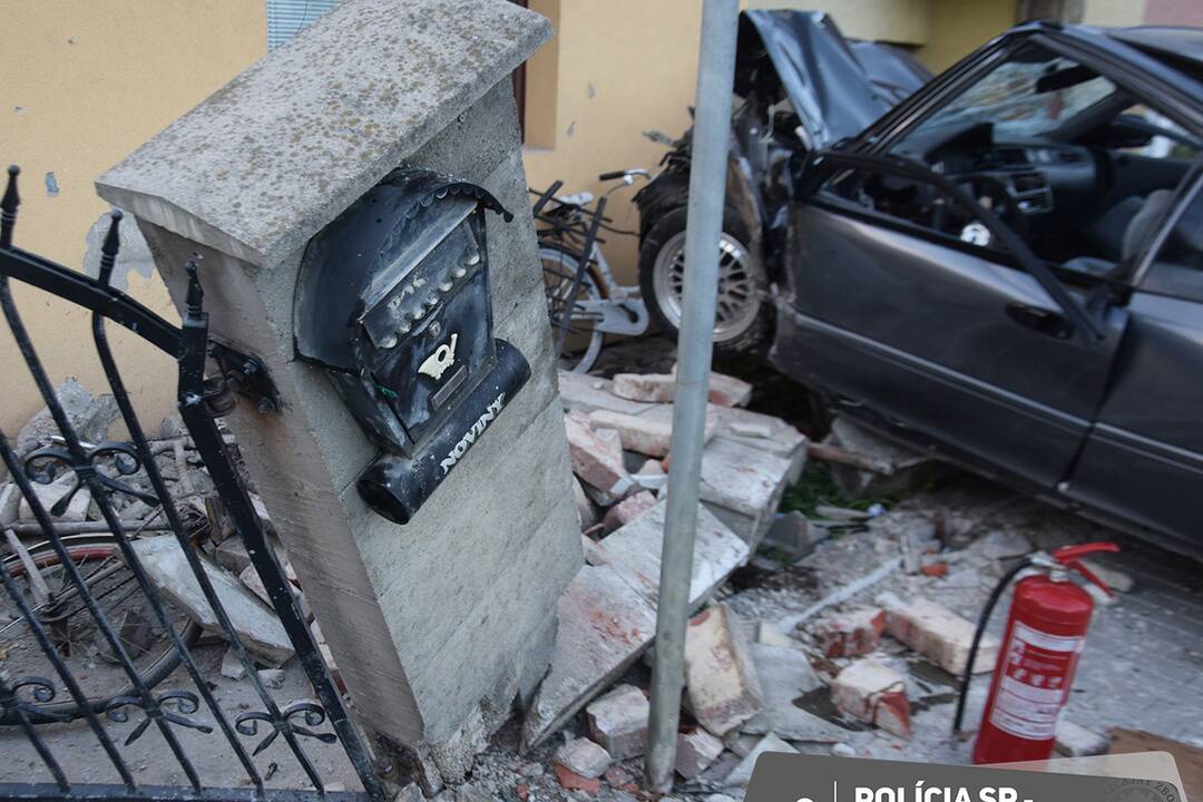 FOTO: 20  - ročný muž dvakrát nabúral do plota, zastavil ho až múr rodinného domu, foto 1