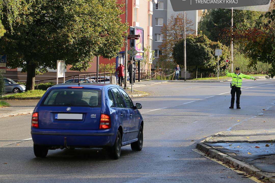 FOTO: Polícia na cestách kontroluje vodičov, či pustia slepých cez priechod, foto 3