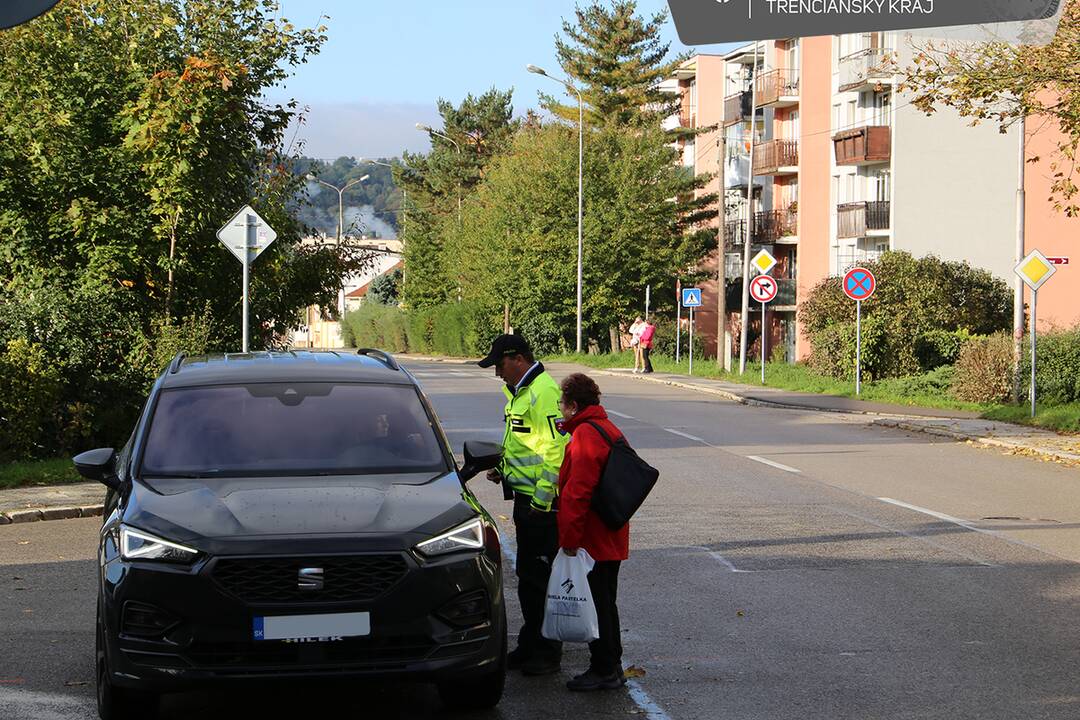 FOTO: Polícia na cestách kontroluje vodičov, či pustia slepých cez priechod, foto 5