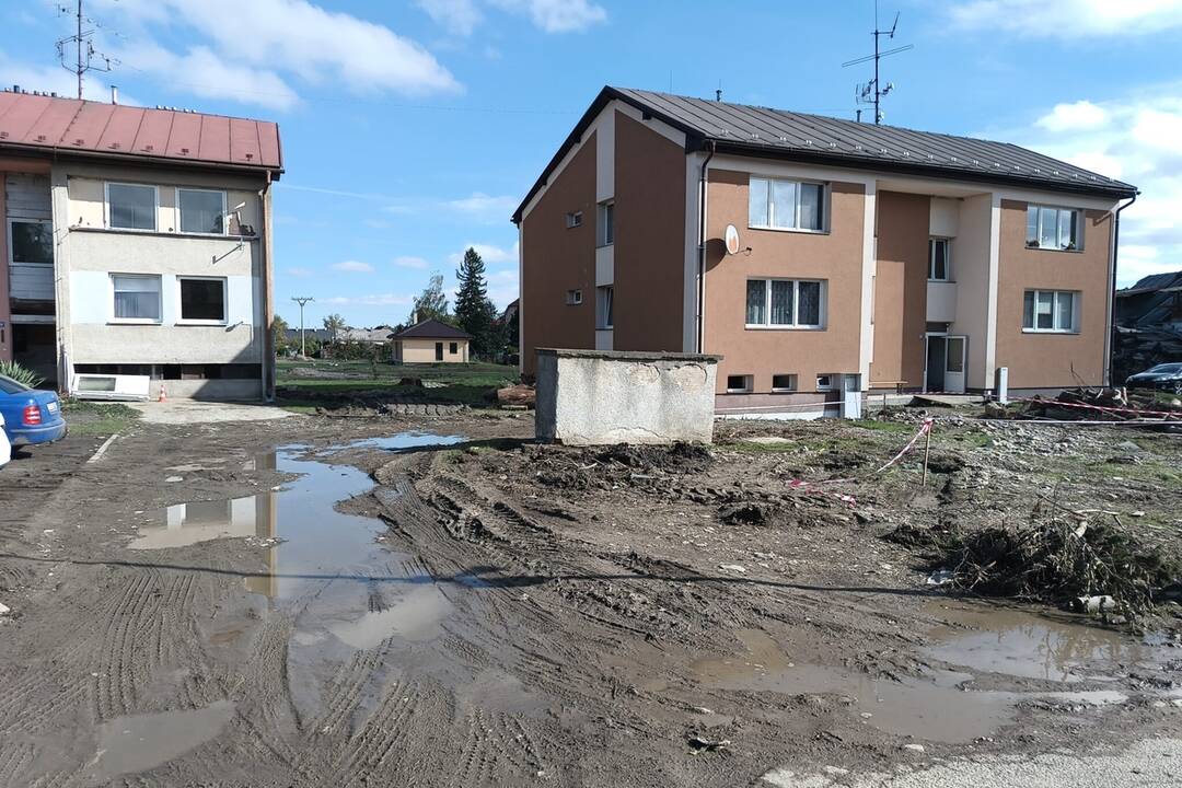 FOTO: Povodne zasiahli 90 percent obce Brantice. Pomáhali im aj Trenčania, foto 6