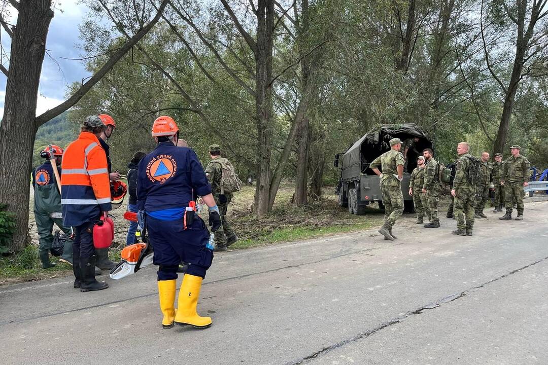 FOTO: Povodne zasiahli 90 percent obce Brantice. Pomáhali im aj Trenčania, foto 7