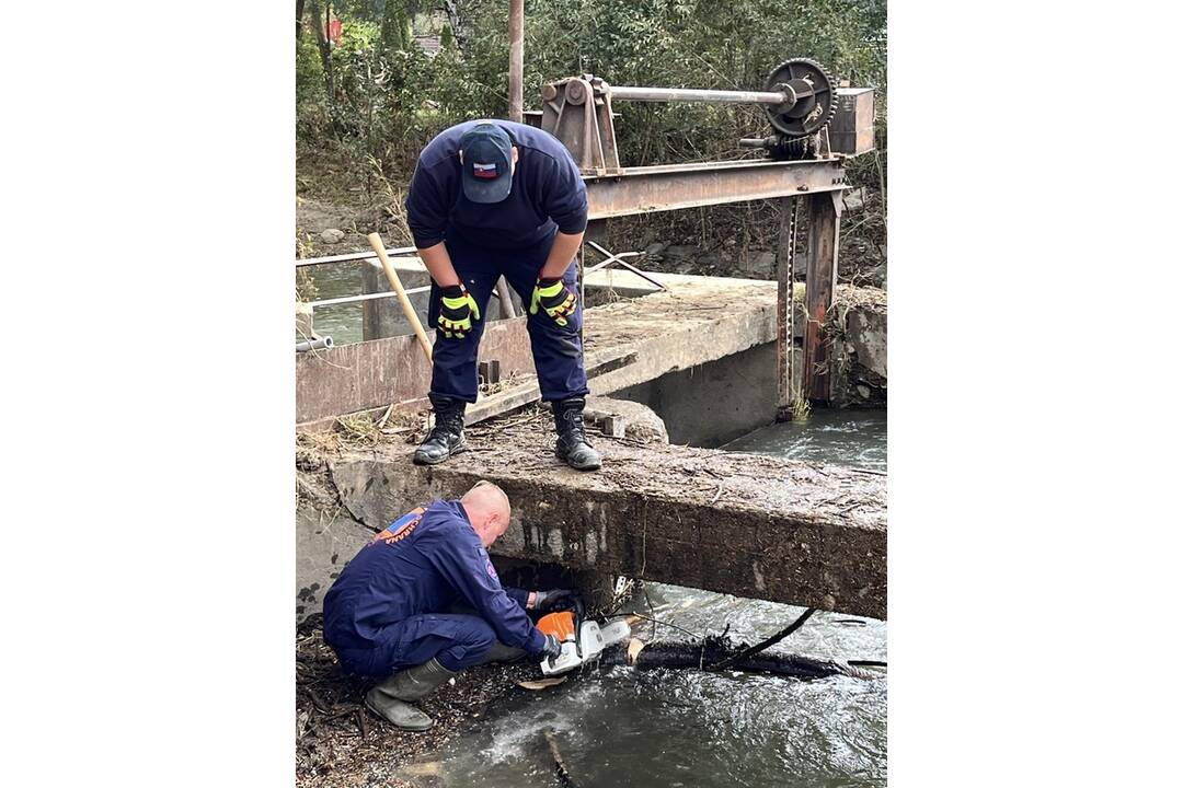 FOTO: Povodne zasiahli 90 percent obce Brantice. Pomáhali im aj Trenčania, foto 9