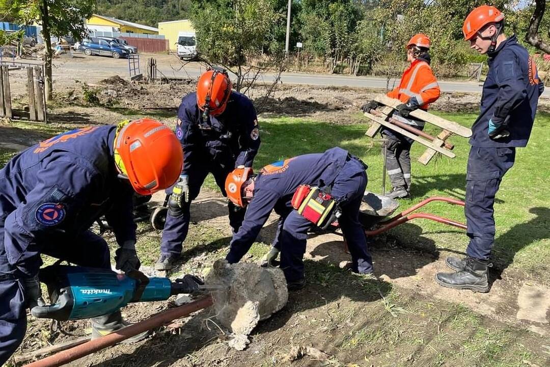 FOTO: Povodne zasiahli 90 percent obce Brantice. Pomáhali im aj Trenčania, foto 10