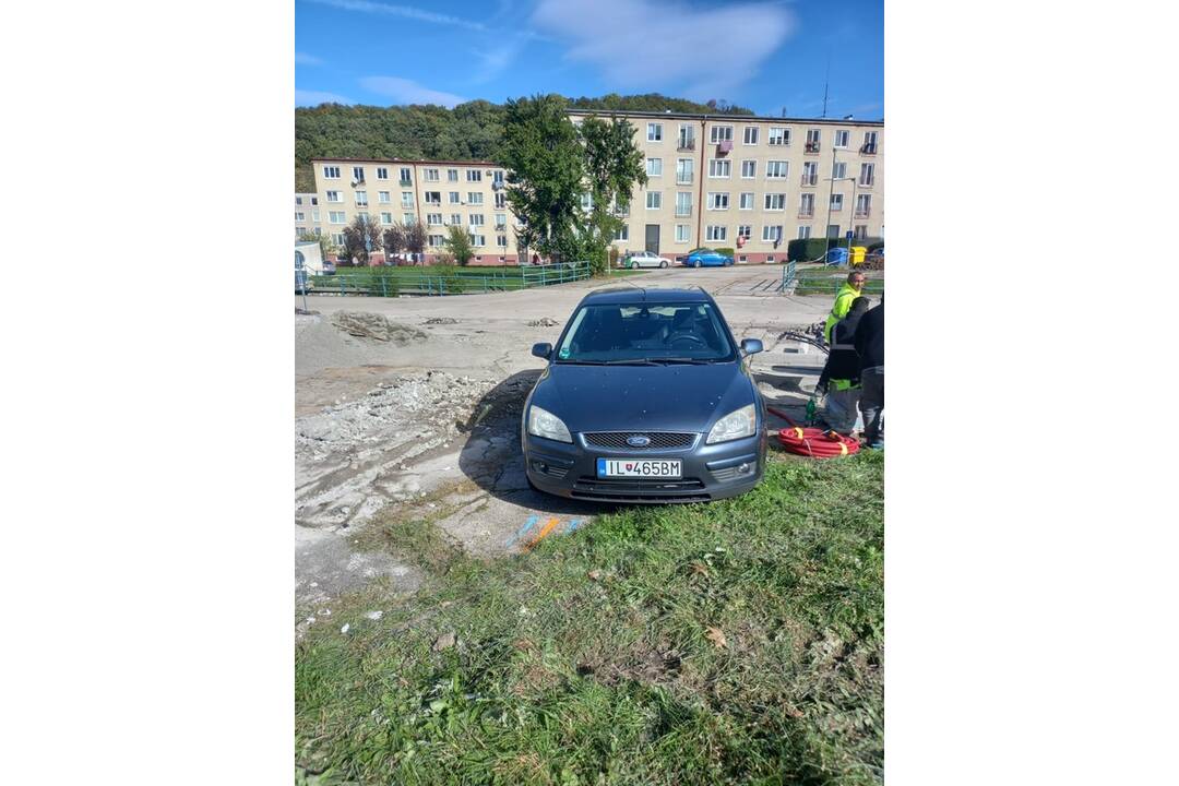 FOTO: Vodič s ilavskou ŠPZ zaparkoval priamo na stavenisku v Trenčianskych Tepliciach. Auto musí okamžite preparkovať, foto 1