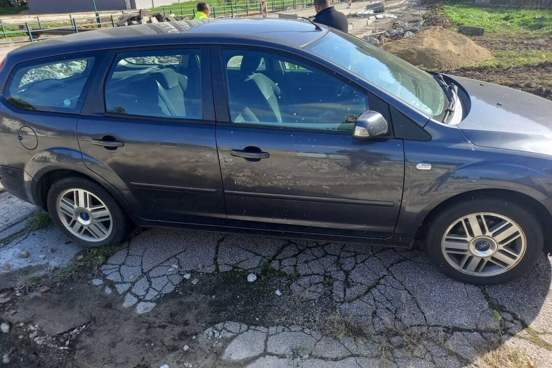 FOTO: Vodič s ilavskou ŠPZ zaparkoval priamo na stavenisku v Trenčianskych Tepliciach. Auto musí okamžite preparkovať, foto 3