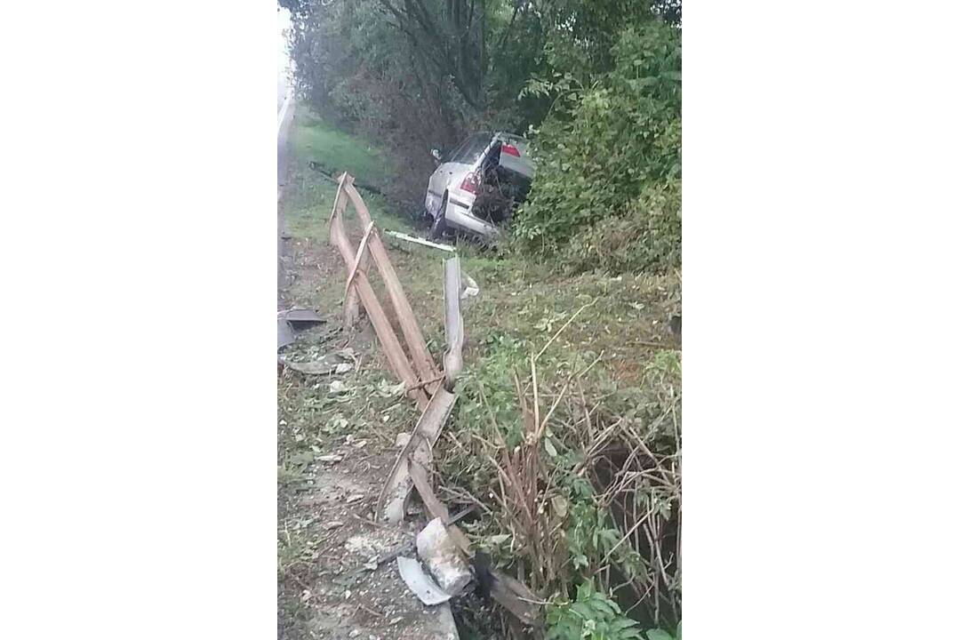 FOTO: Dopravná nehoda v Trenčianskych Bohuslaviciach skončila bež vážnejších zranení, foto 1