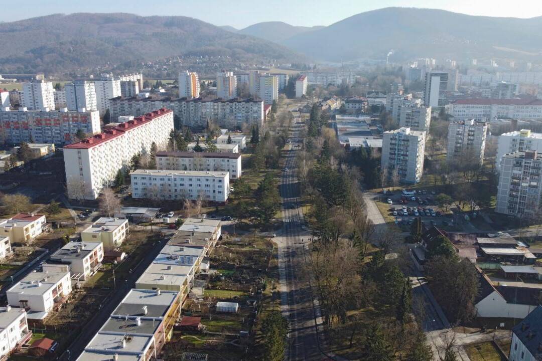 FOTO: Obyvateľov Dubnice nad Váhom trápi nedostatok parkovacích miest a kritizujú aj úpravy parkovísk , foto 1