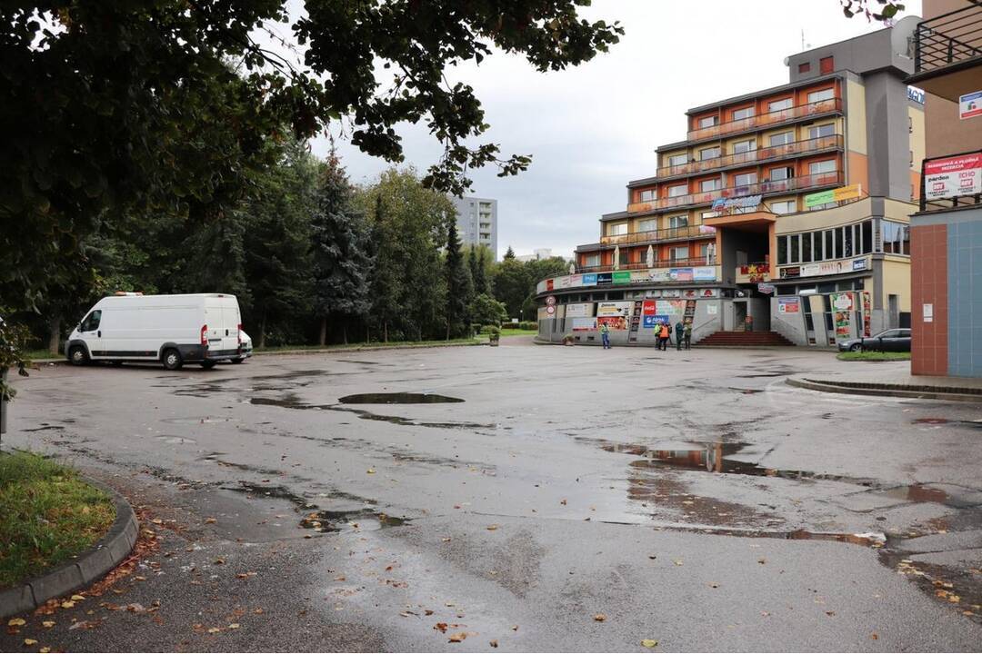 FOTO: Obyvateľov Dubnice nad Váhom trápi nedostatok parkovacích miest a kritizujú aj úpravy parkovísk , foto 2