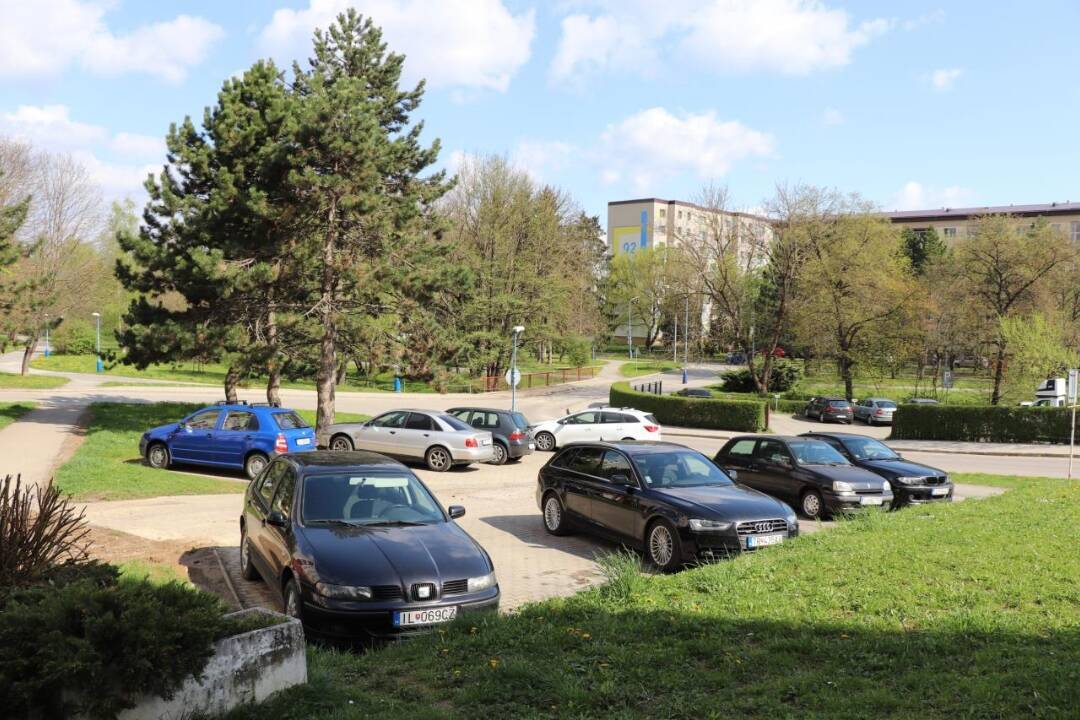 FOTO: Obyvateľov Dubnice nad Váhom trápi nedostatok parkovacích miest a kritizujú aj úpravy parkovísk , foto 4