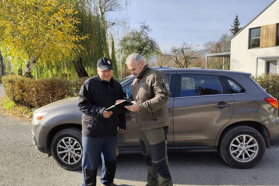 FOTO: Medveď po sebe zanechal stopy v mestskej časti Považskej Bystrice Orlové. Situáciu už rieši zásahový tím, foto 5